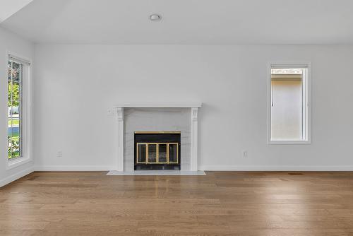 5-1201 Cameron Avenue, Kelowna, BC - Indoor Photo Showing Living Room With Fireplace