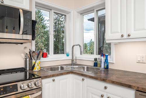 10546 Pinecrest Road, Vernon, BC - Indoor Photo Showing Kitchen With Double Sink