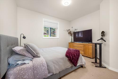 10546 Pinecrest Road, Vernon, BC - Indoor Photo Showing Bedroom