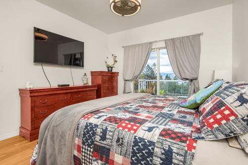 10546 Pinecrest Road, Vernon, BC - Indoor Photo Showing Bedroom