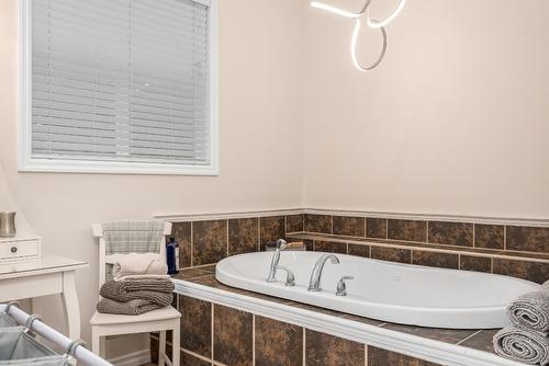 10546 Pinecrest Road, Vernon, BC - Indoor Photo Showing Bathroom