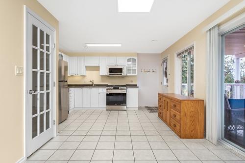 10546 Pinecrest Road, Vernon, BC - Indoor Photo Showing Kitchen