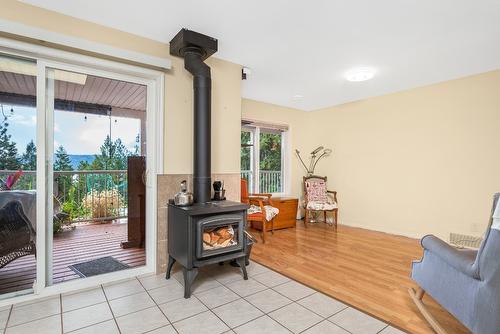 10546 Pinecrest Road, Vernon, BC - Indoor With Fireplace