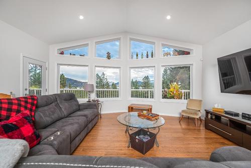 10546 Pinecrest Road, Vernon, BC - Indoor Photo Showing Living Room