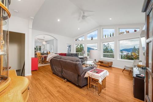 10546 Pinecrest Road, Vernon, BC - Indoor Photo Showing Living Room