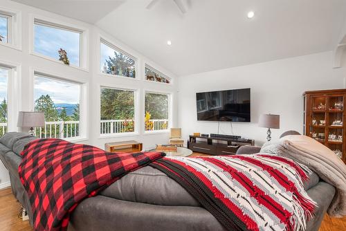 10546 Pinecrest Road, Vernon, BC - Indoor Photo Showing Bedroom