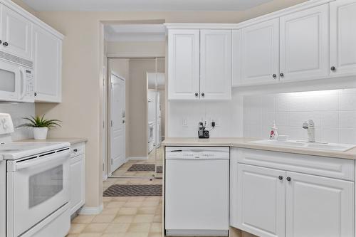 106-1964 Enterprise Way, Kelowna, BC - Indoor Photo Showing Kitchen