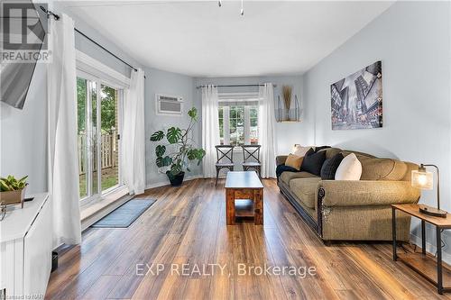 103 - 5753 Morrison Street, Niagara Falls, ON - Indoor Photo Showing Living Room