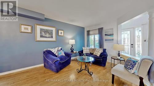 9 Dunnville Road, Georgina, ON - Indoor Photo Showing Living Room