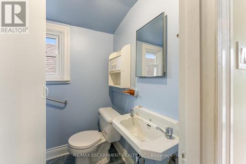 46 Graham Avenue S, Hamilton, ON - Indoor Photo Showing Bathroom