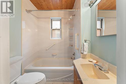 46 Graham Avenue S, Hamilton, ON - Indoor Photo Showing Bathroom