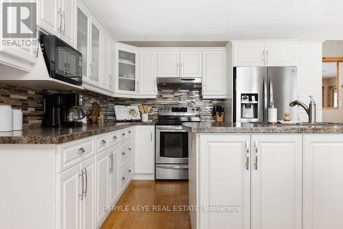 200 Edgemere Road E, Huntsville, ON - Indoor Photo Showing Kitchen With Upgraded Kitchen