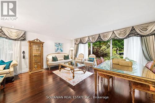 32 Larabee Crescent, Toronto, ON - Indoor Photo Showing Living Room