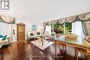 32 Larabee Crescent, Toronto, ON  - Indoor Photo Showing Living Room 