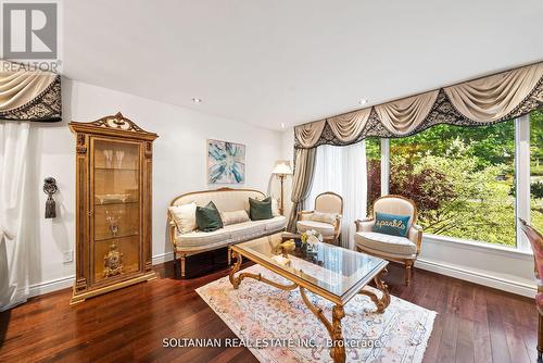 32 Larabee Crescent, Toronto, ON - Indoor Photo Showing Living Room