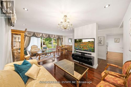 32 Larabee Crescent, Toronto, ON - Indoor Photo Showing Living Room