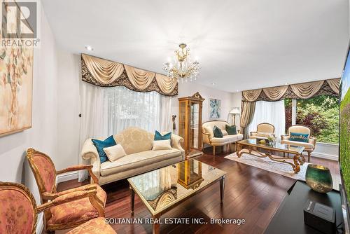 32 Larabee Crescent, Toronto, ON - Indoor Photo Showing Living Room