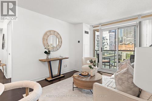 1003 - 30 Grand Trunk Court, Toronto, ON - Indoor Photo Showing Living Room