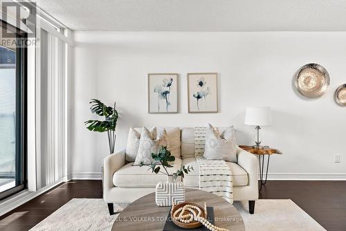 1003 - 30 Grand Trunk Court, Toronto, ON - Indoor Photo Showing Living Room