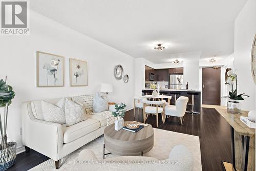 1003 - 30 Grand Trunk Court, Toronto, ON - Indoor Photo Showing Living Room