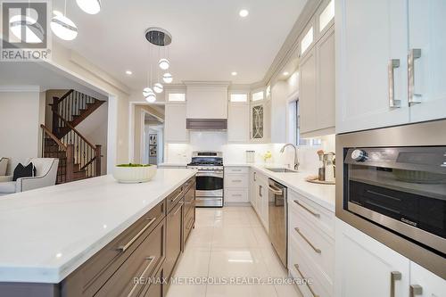 5 Oakmoor Lane, Markham, ON - Indoor Photo Showing Kitchen With Upgraded Kitchen