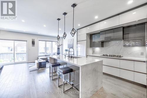 12 Twinflower Lane, Richmond Hill, ON - Indoor Photo Showing Kitchen With Upgraded Kitchen