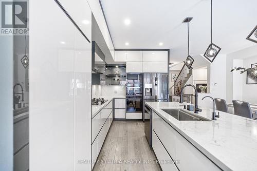 12 Twinflower Lane, Richmond Hill, ON - Indoor Photo Showing Kitchen With Upgraded Kitchen