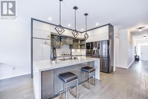 12 Twinflower Lane, Richmond Hill, ON - Indoor Photo Showing Kitchen With Upgraded Kitchen