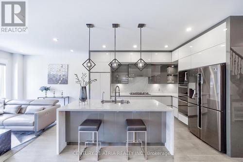 12 Twinflower Lane, Richmond Hill, ON - Indoor Photo Showing Kitchen With Upgraded Kitchen