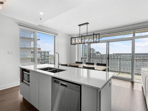 Kitchen - 1612-5505 Boul. Du Quartier, Brossard, QC - Indoor Photo Showing Kitchen With Double Sink With Upgraded Kitchen