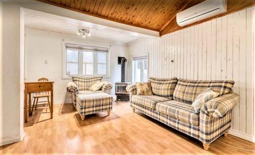 Salon - 7651 Ch. Pelletier, Rawdon, QC - Indoor Photo Showing Living Room