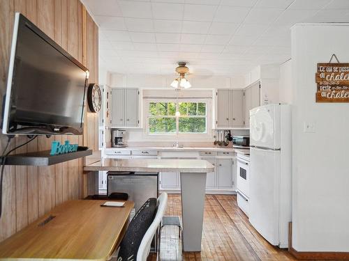 Kitchen - 60 Rue Asselin, Sainte-Mélanie, QC - Indoor Photo Showing Kitchen