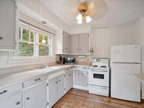 Kitchen - 60 Rue Asselin, Sainte-Mélanie, QC - Indoor Photo Showing Kitchen