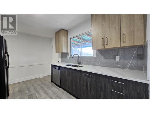 850 Kiniski Road, Kelowna, BC - Indoor Photo Showing Living Room