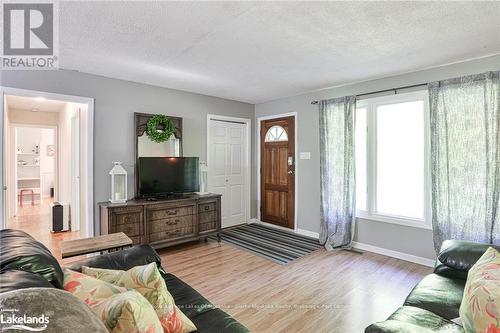 1005 Road 3300, Gravenhurst (Muskoka (S)), ON - Indoor Photo Showing Living Room