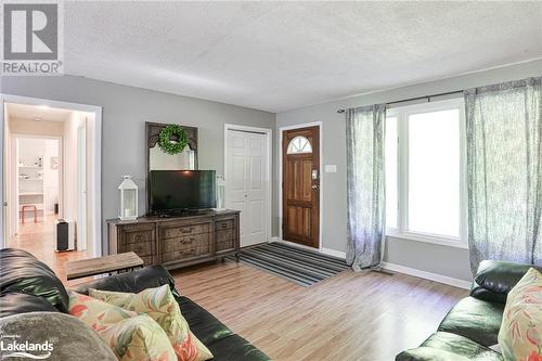 1005 Road 3300, Gravenhurst, ON - Indoor Photo Showing Living Room