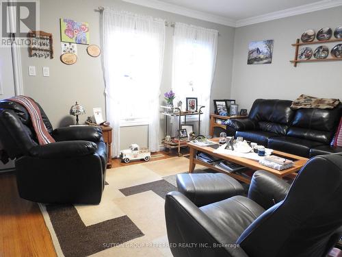 584150 Beachville Road, South-West Oxford, ON - Indoor Photo Showing Living Room