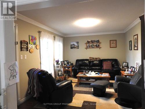 584150 Beachville Road, South-West Oxford, ON - Indoor Photo Showing Living Room