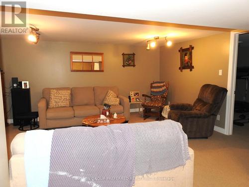 584150 Beachville Road, South-West Oxford, ON - Indoor Photo Showing Living Room