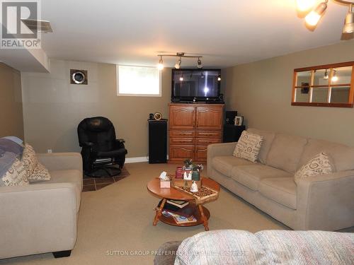 584150 Beachville Road, South-West Oxford, ON - Indoor Photo Showing Living Room