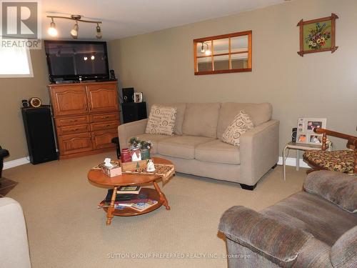 584150 Beachville Road, South-West Oxford, ON - Indoor Photo Showing Living Room