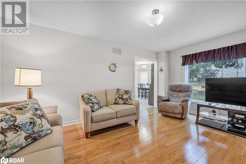 356 W Livingstone Street, Barrie, ON - Indoor Photo Showing Living Room