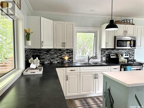 329 7Th Avenue W, Nipawin, SK - Indoor Photo Showing Kitchen With Double Sink With Upgraded Kitchen