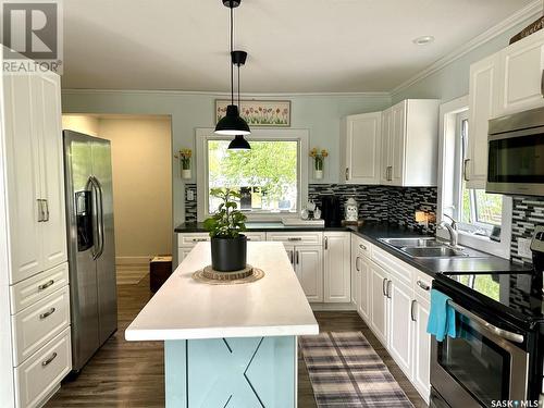 329 7Th Avenue W, Nipawin, SK - Indoor Photo Showing Kitchen With Double Sink