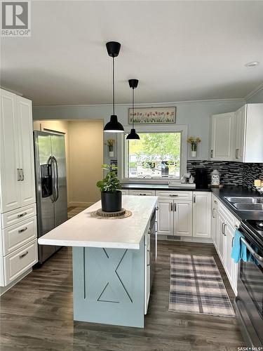 329 7Th Avenue W, Nipawin, SK - Indoor Photo Showing Kitchen With Double Sink With Upgraded Kitchen