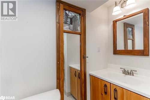 63 Nelson Street, Barrie, ON - Indoor Photo Showing Bathroom