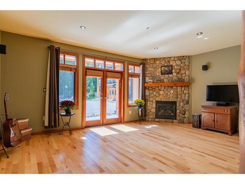 5 - 1008 Olaus Way, Rossland, BC - Indoor Photo Showing Living Room With Fireplace