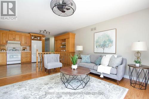 24 Inglewood Place N, Whitby (Blue Grass Meadows), ON - Indoor Photo Showing Living Room