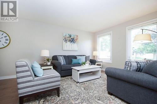 24 Inglewood Place N, Whitby (Blue Grass Meadows), ON - Indoor Photo Showing Living Room