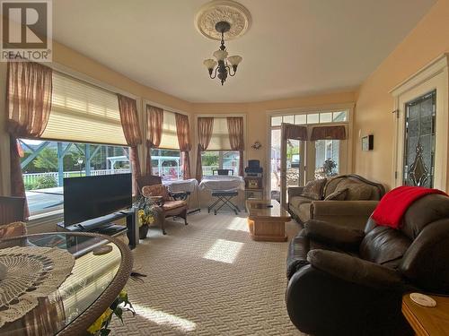 340 Oriole Way, Barriere, BC - Indoor Photo Showing Living Room